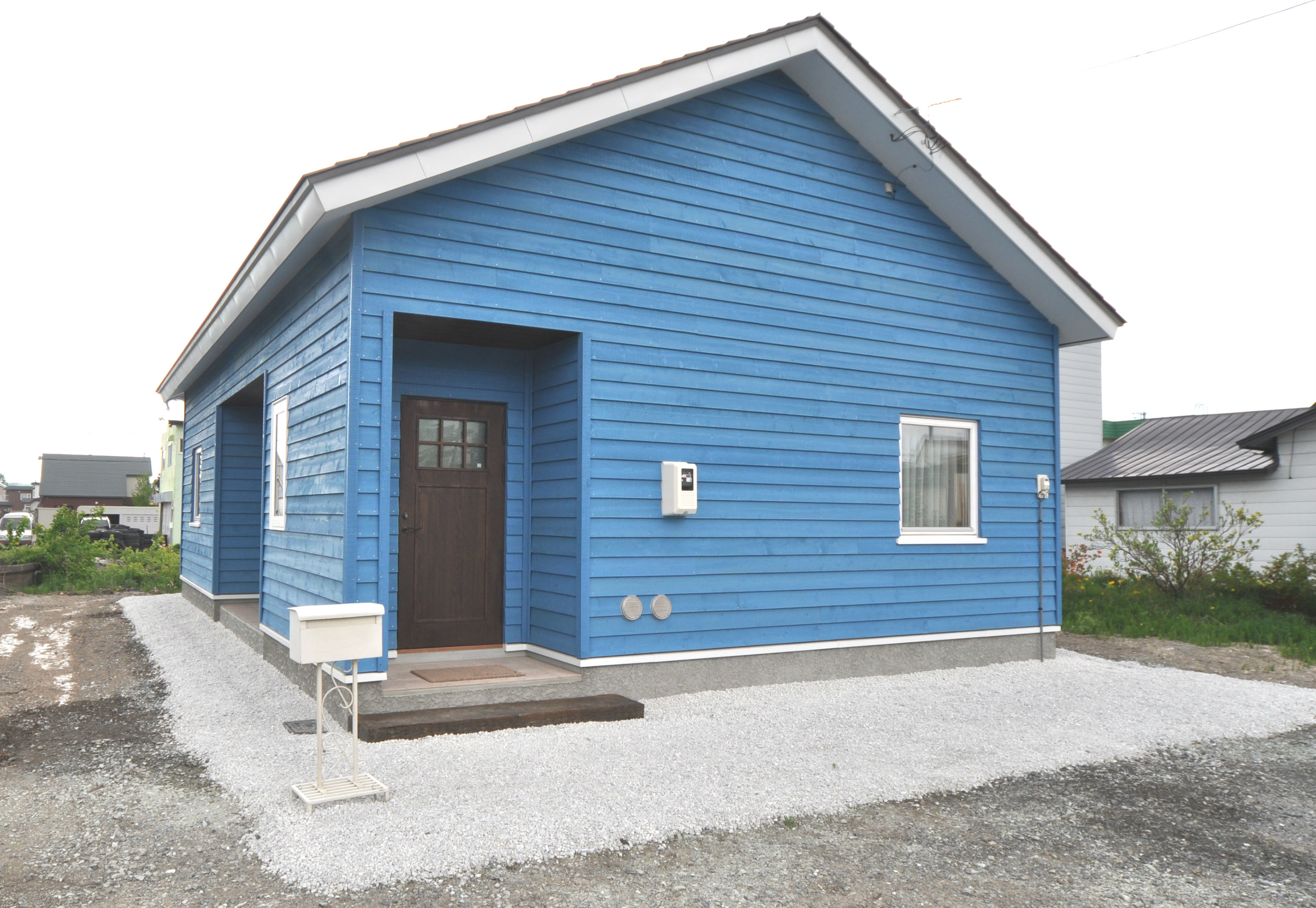 ガヴォー「青い屋根」 屋根カバー工事と外壁塗装 ブルーカラー仕上げ 青色 69-80D